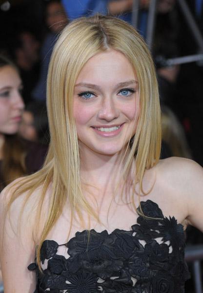 DakotaNewMoonPremiereNov16024.jpg