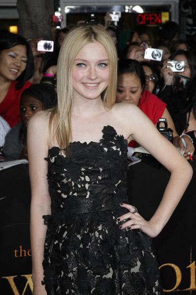 DakotaNewMoonPremiereNov16082.jpg