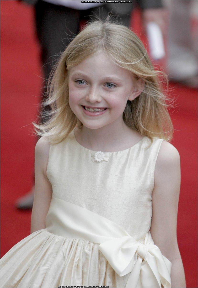 DakotaWOTWUKPremiere100.jpg