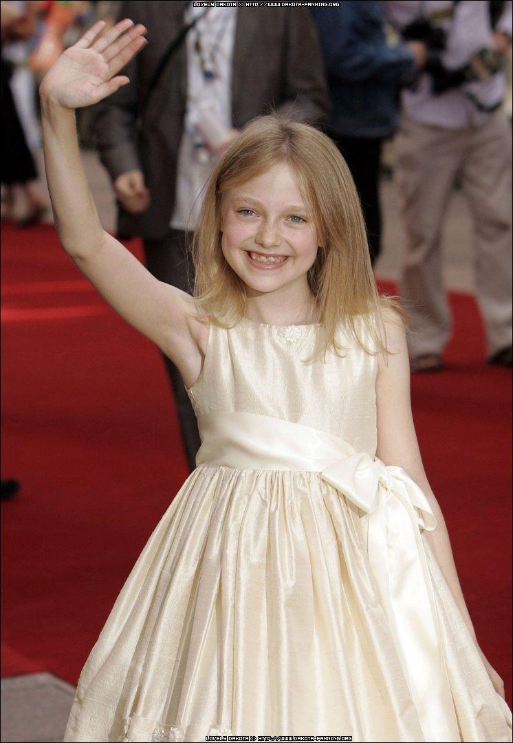 DakotaWOTWUKPremiere121.jpg
