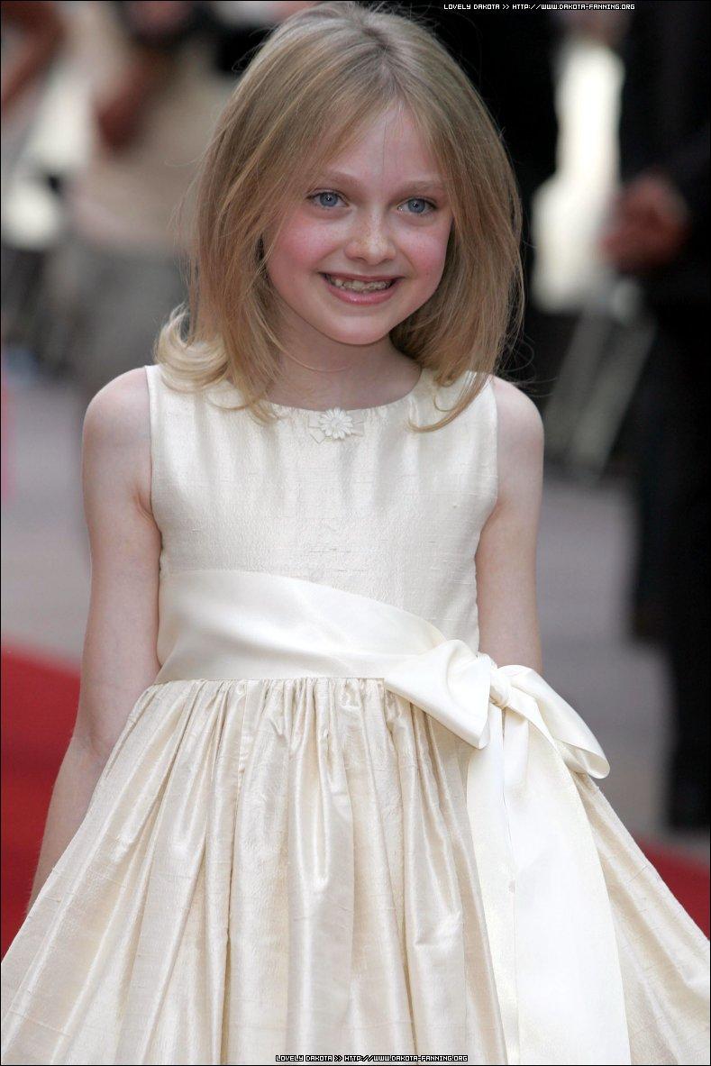 DakotaWOTWUKPremiere124.jpg