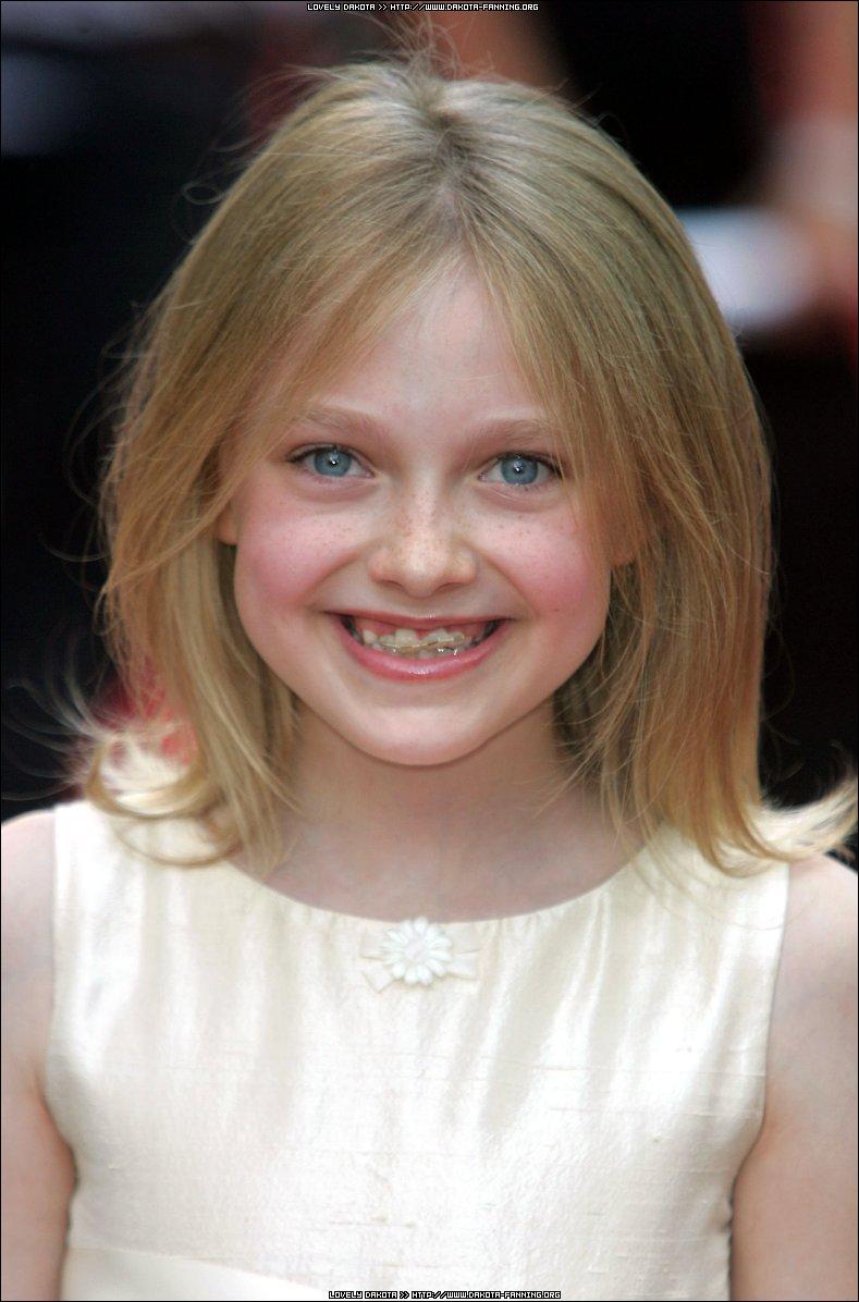 DakotaWOTWUKPremiere127.jpg