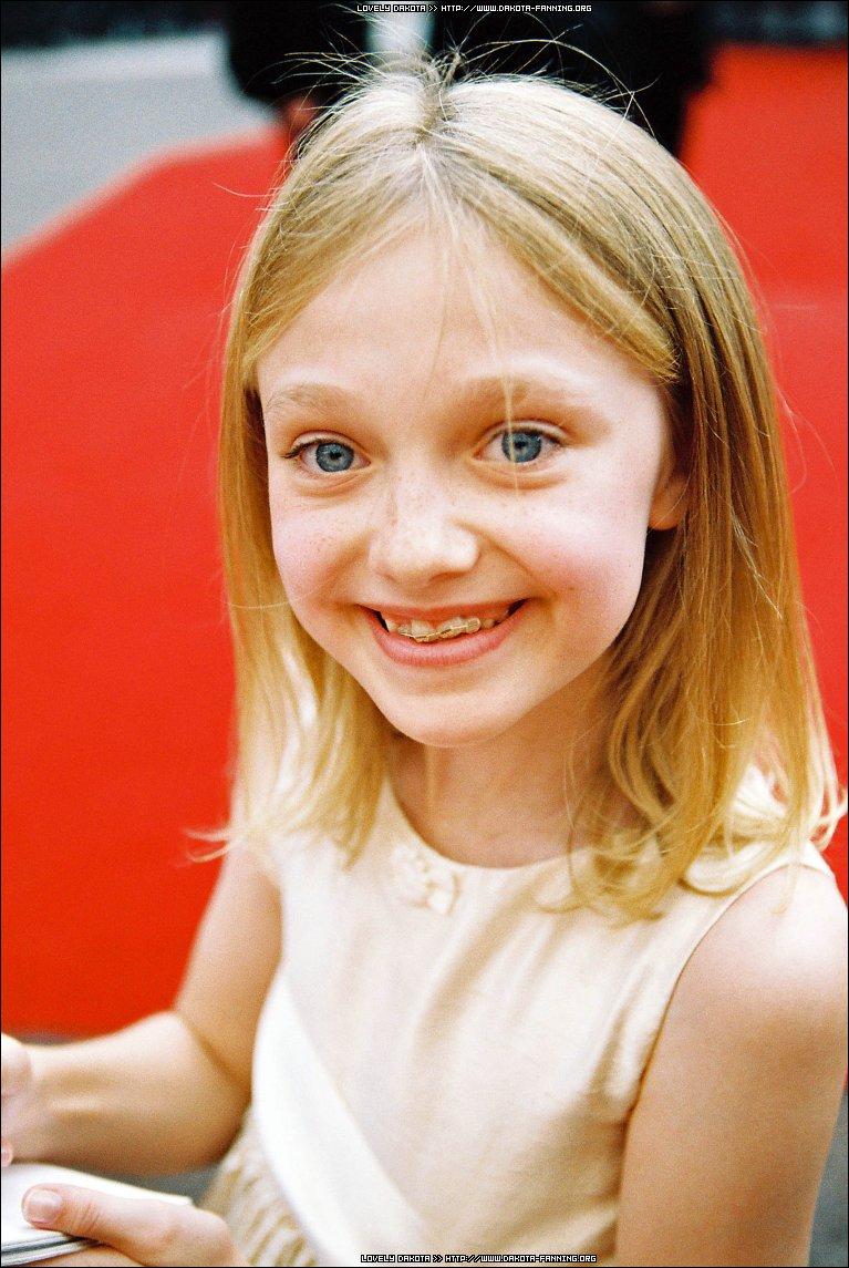 DakotaWOTWUKPremiere141.jpg