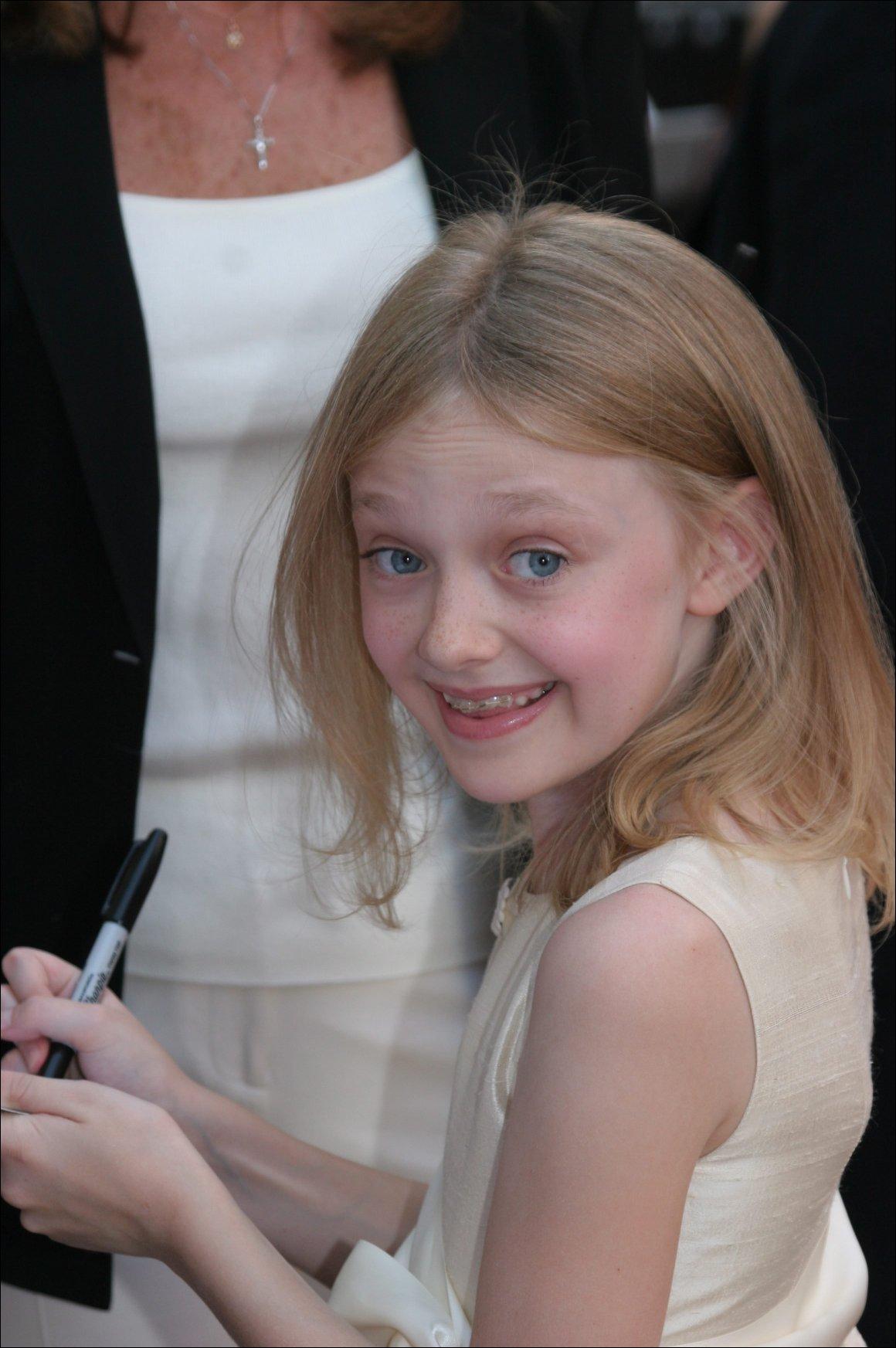 DakotaWOTWUKPremiere151.jpg