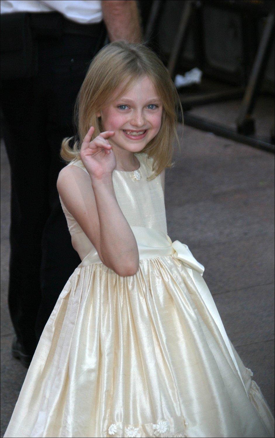 DakotaWOTWUKPremiere159.jpg