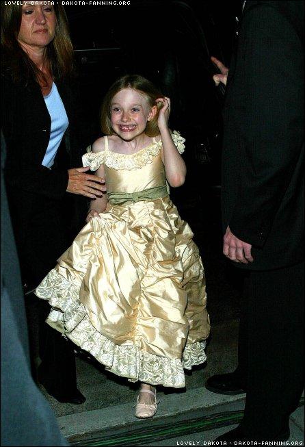 lovely-dakota-man-fire-premiere-2004-04-18-003.jpg
