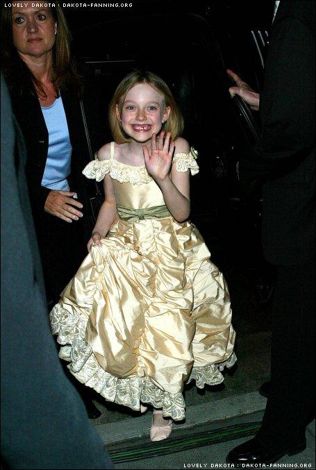 lovely-dakota-man-fire-premiere-2004-04-18-004.jpg