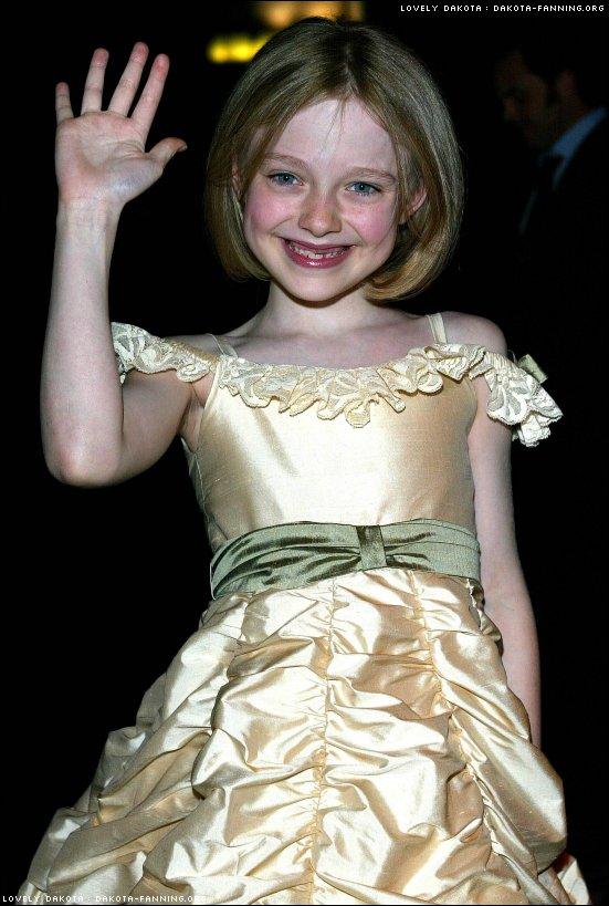 lovely-dakota-man-fire-premiere-2004-04-18-006.jpg