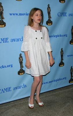 lovely-dakota-camie-awards-2007-05-12-05.jpg