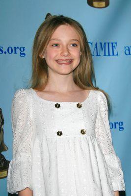 lovely-dakota-camie-awards-2007-05-12-08.jpg