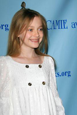 lovely-dakota-camie-awards-2007-05-12-10.jpg