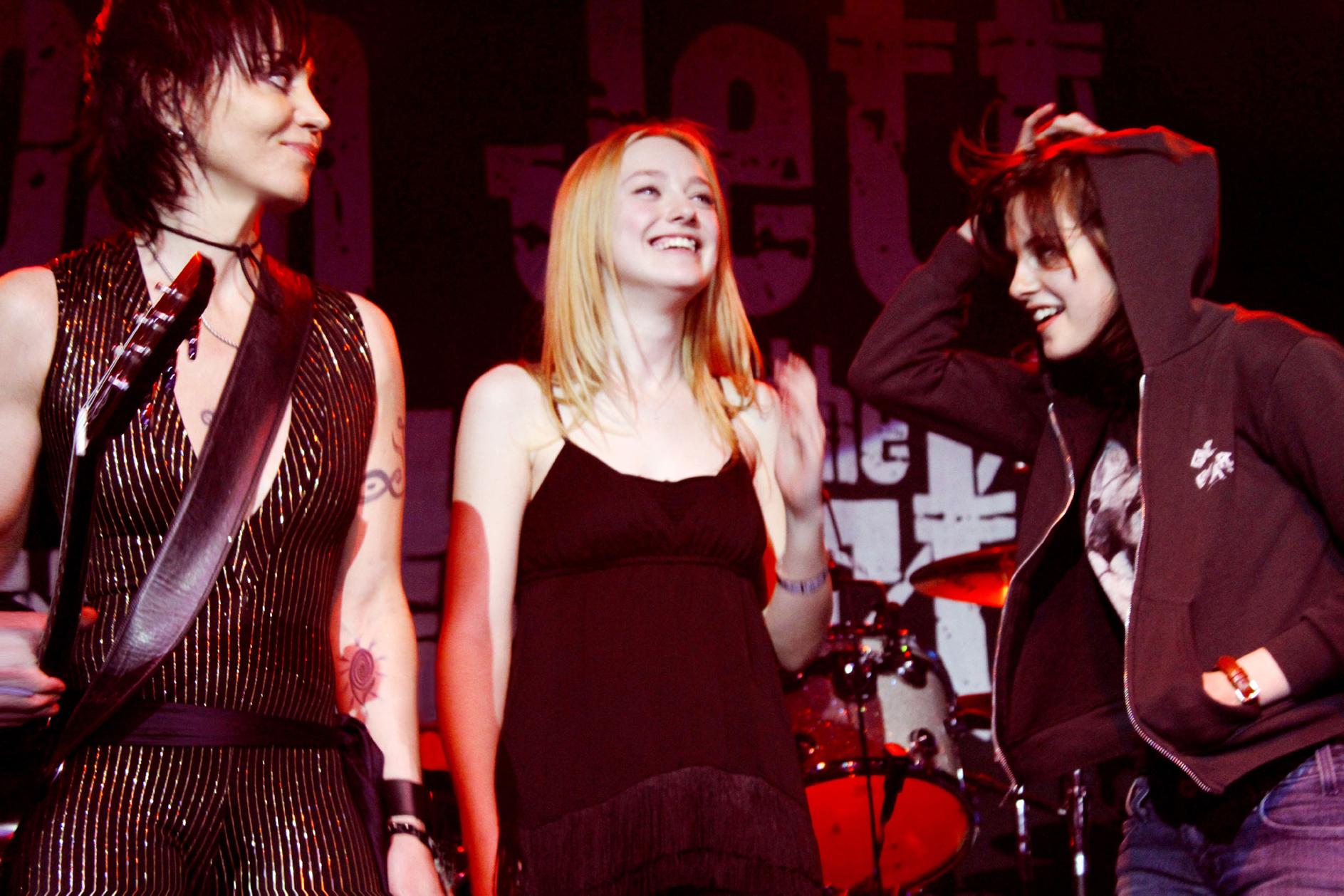 lovely-dakota-joan-jett-blackhearts-2010-01-23-01.jpg