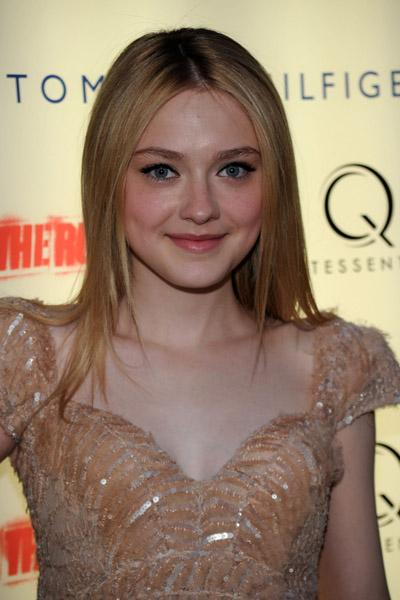 lovely-dakota-runaways-premiere-2010-03-17-03.jpg