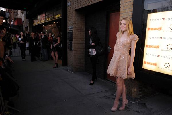 lovely-dakota-runaways-premiere-2010-03-17-04.jpg