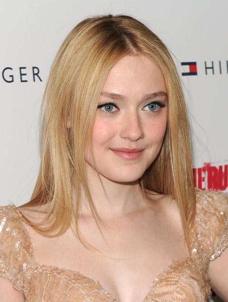 lovely-dakota-runaways-premiere-2010-03-17-12.jpg