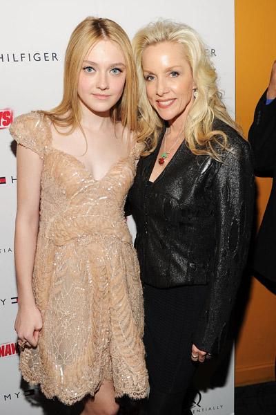 lovely-dakota-runaways-premiere-2010-03-17-15.jpg