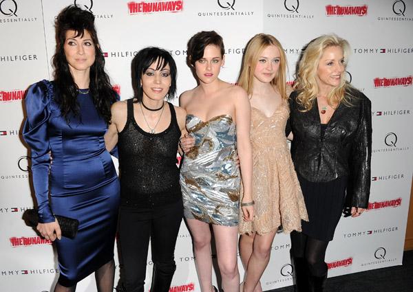 lovely-dakota-runaways-premiere-2010-03-17-35.jpg