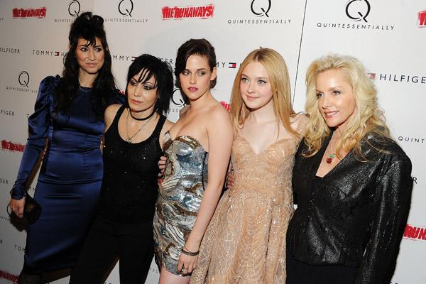 lovely-dakota-runaways-premiere-2010-03-17-38.jpg