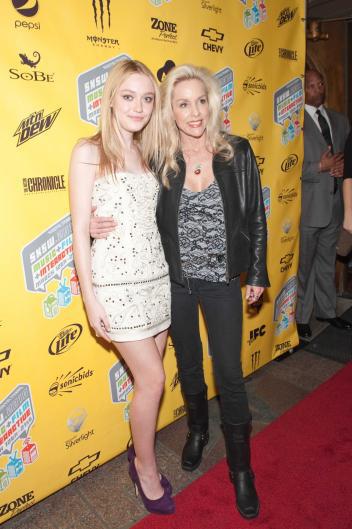 lovely-dakota-runaways-sxsw-2010-03-18-15.jpg