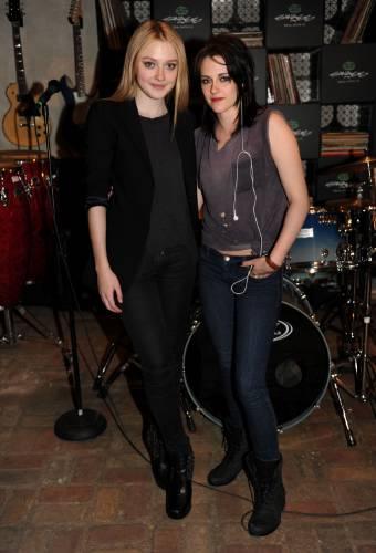 lovely-dakota-runaways-party-2010-03-18-06.jpg