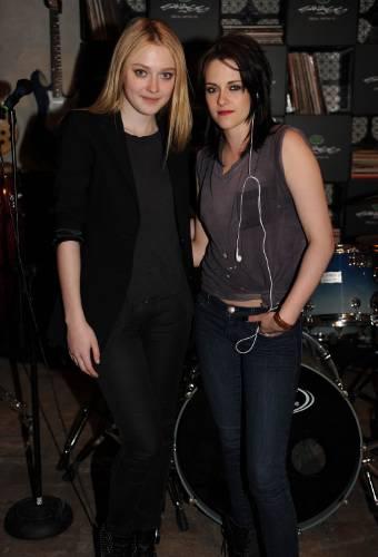 lovely-dakota-runaways-party-2010-03-18-07.jpg