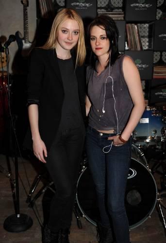 lovely-dakota-runaways-party-2010-03-18-08.jpg