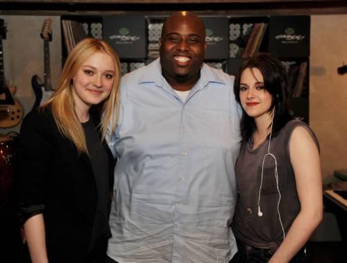 lovely-dakota-runaways-party-2010-03-18-13.jpg