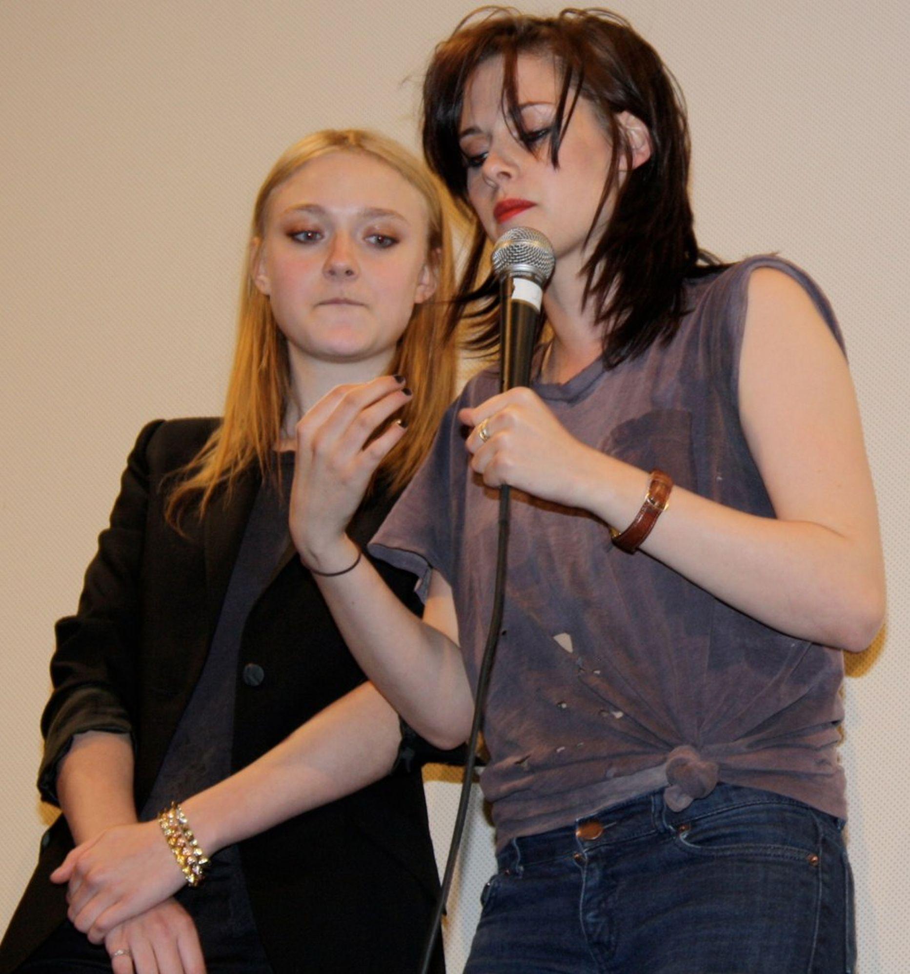 lovely-dakota-runaways-conference-2010-03-18-02.jpg