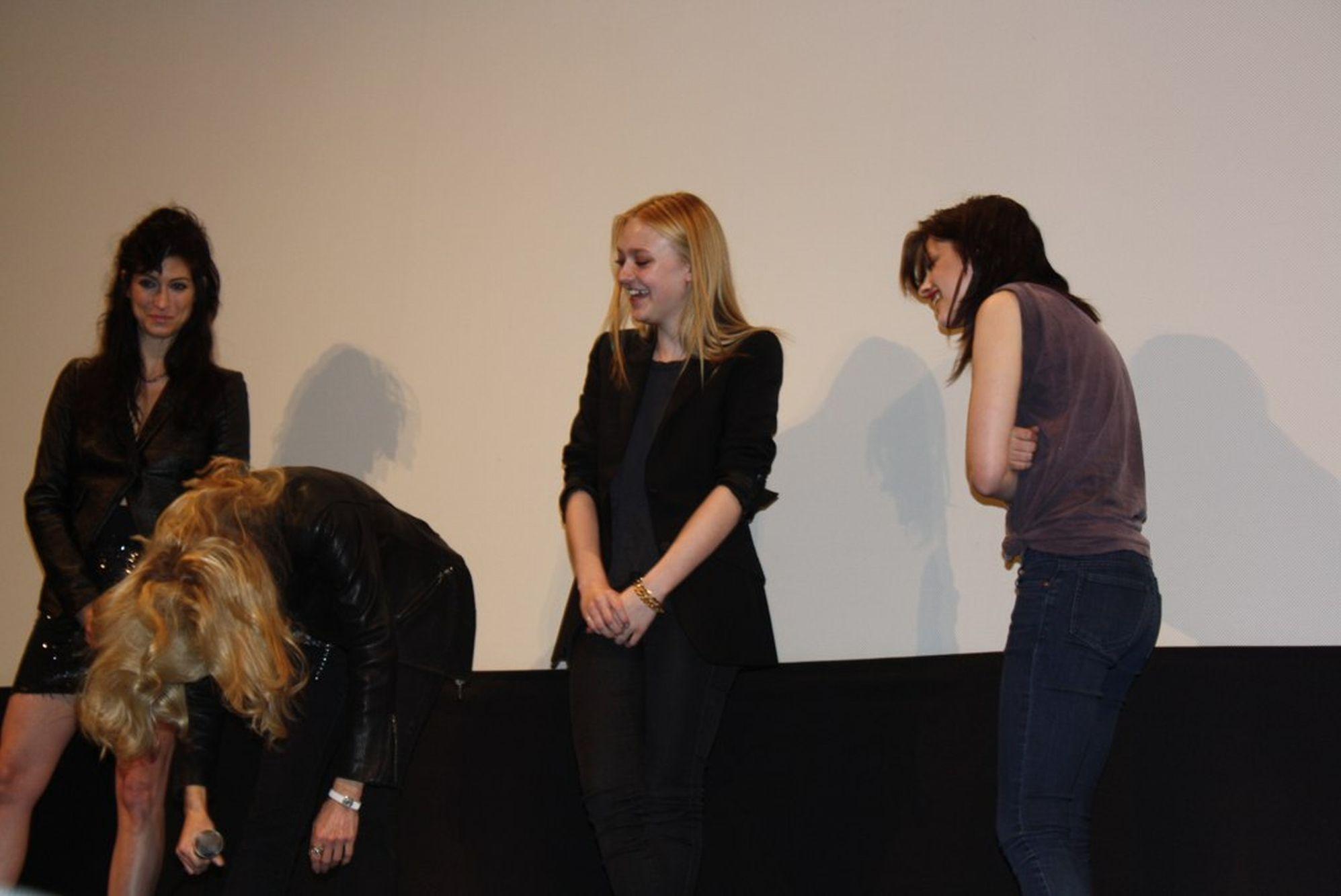 lovely-dakota-runaways-conference-2010-03-18-07.jpg