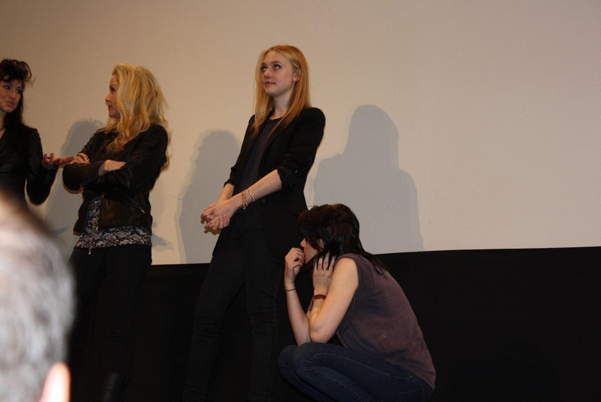 lovely-dakota-runaways-conference-2010-03-18-08.jpg
