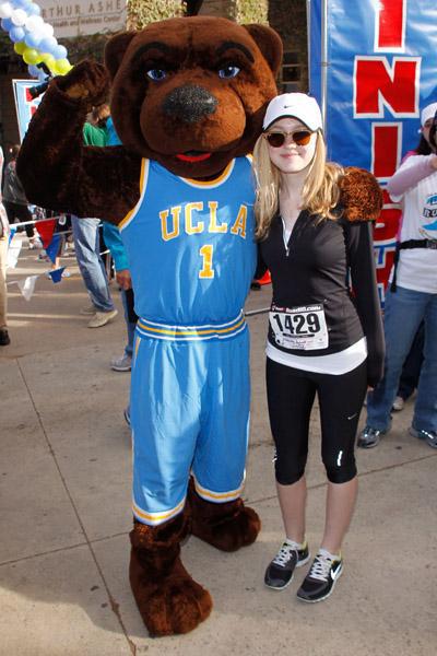 lovely-dakota-ucla-benefit-2010-05-23-01.jpg
