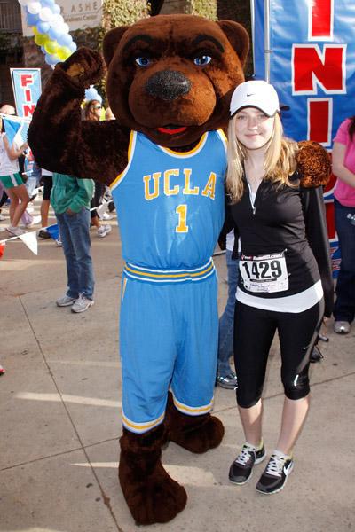 lovely-dakota-ucla-benefit-2010-05-23-02.jpg