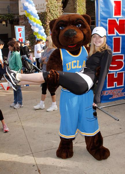 lovely-dakota-ucla-benefit-2010-05-23-04.jpg