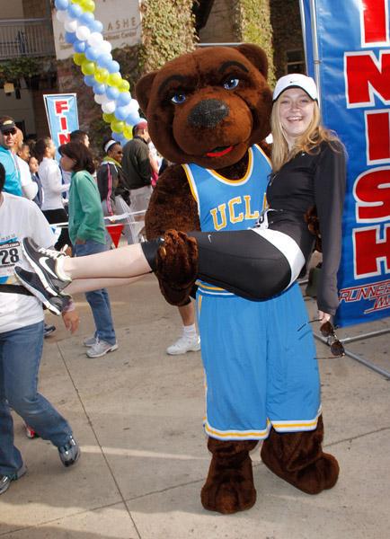 lovely-dakota-ucla-benefit-2010-05-23-05.jpg