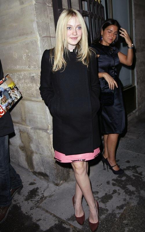 lovely-dakota-paris-fashion-week-2010-10-06-04.jpg