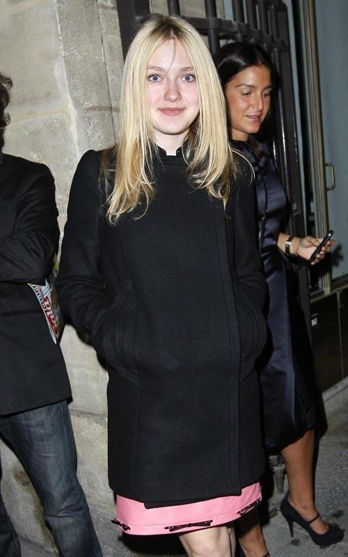 lovely-dakota-paris-fashion-week-2010-10-06-06.jpg