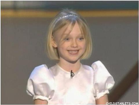 lovely-dakota-screen-actors-guiild-awards-2002-03-10-04.jpg
