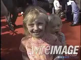 lovely-dakota-premiere-2003-03-08-012.jpg