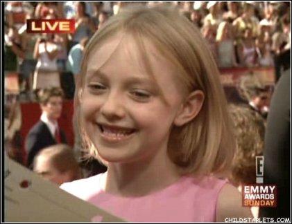 lovely-dakota-emmy-awards-2003-09-21-02.jpg