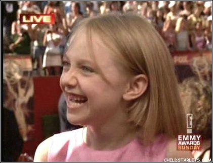 lovely-dakota-emmy-awards-2003-09-21-03.jpg