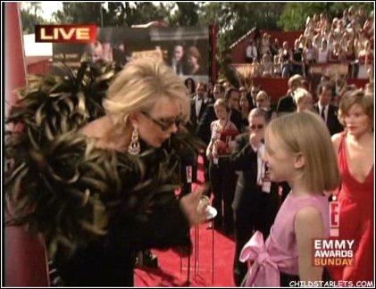 lovely-dakota-emmy-awards-2003-09-21-05.jpg