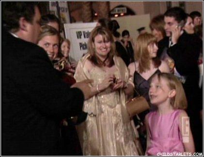 lovely-dakota-emmy-awards-2003-09-21-30.jpg