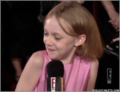 lovely-dakota-emmy-awards-2003-09-21-36.jpg