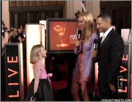 lovely-dakota-emmy-awards-2003-09-21-38.jpg