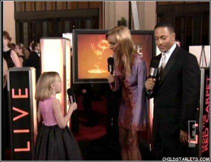 lovely-dakota-emmy-awards-2003-09-21-39.jpg