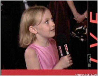 lovely-dakota-emmy-awards-2003-09-21-40.jpg