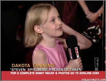 lovely-dakota-emmy-awards-2003-09-21-44.jpg