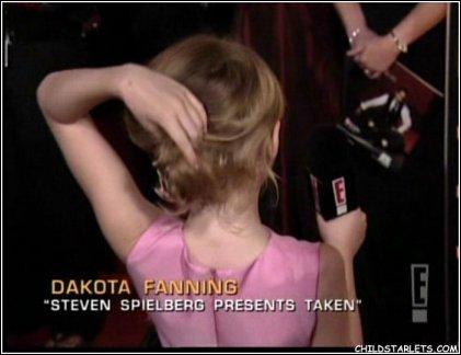 lovely-dakota-emmy-awards-2003-09-21-46.jpg