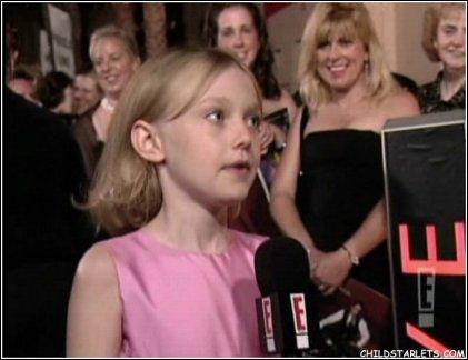 lovely-dakota-emmy-awards-2003-09-21-51.jpg