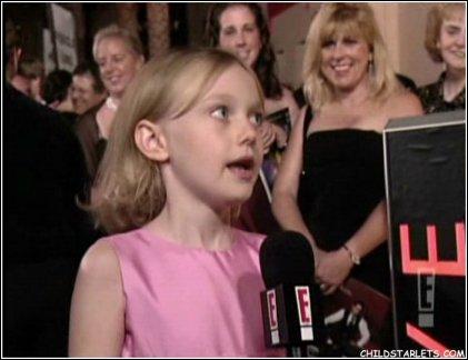 lovely-dakota-emmy-awards-2003-09-21-52.jpg